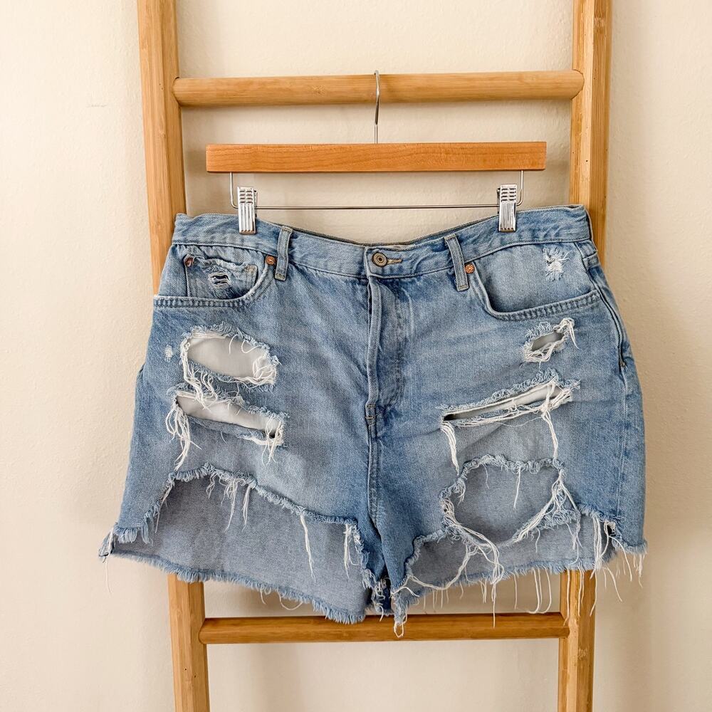 We The Free Maggie Mid Rise Distressed Denim Shorts Women’s 32 Light Wash Raw